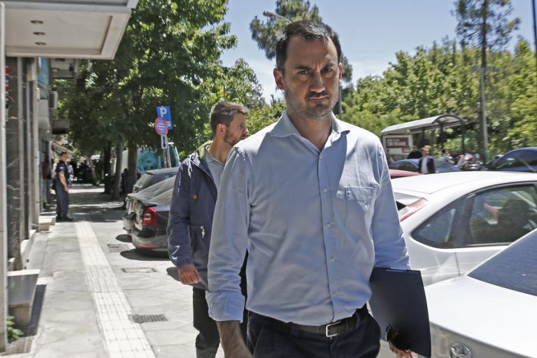 Τι απαντά η κυβέρνηση για το θέμα των ανώτατων δικαστών