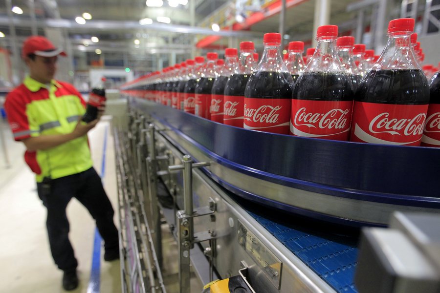 Coca-Cola: Οι καταναλωτές δεν είναι ακόμη έτοιμοι να αποχωριστούν τα πλαστικά μπουκάλια