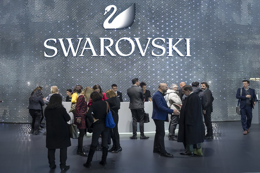 Η Swarovski αναστέλλει τις δραστηριότητές της στη Ρωσία