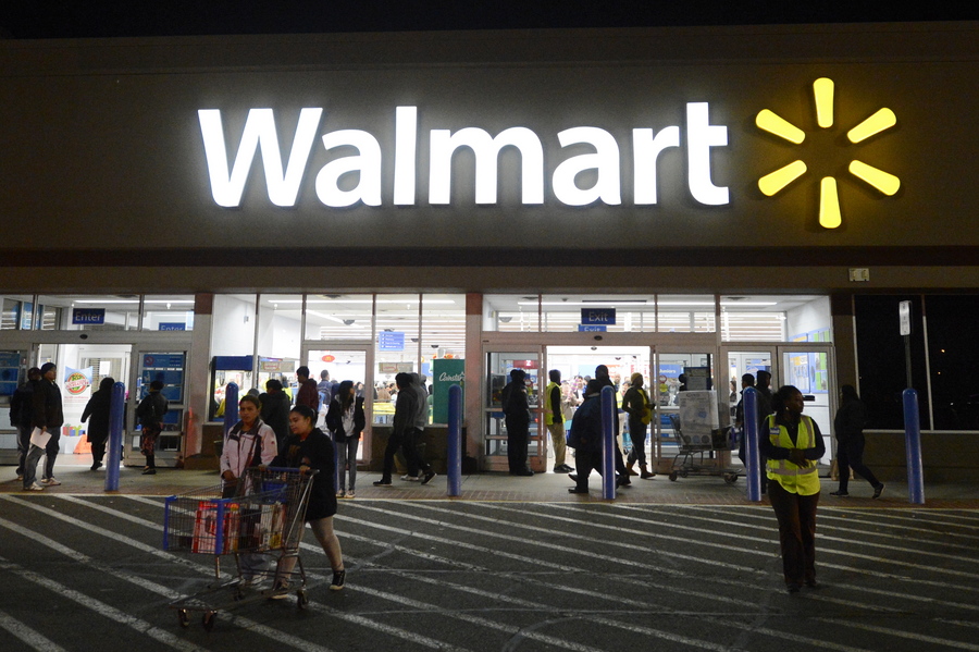 Η Walmart αποσύρει προσωρινά τα όπλα από τα ράφια της για προληπτικούς λόγους