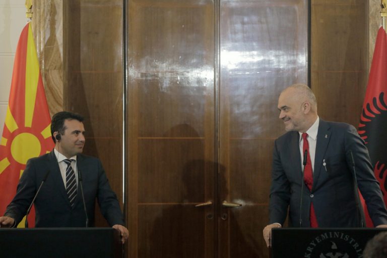 Δεκατρείς χώρες της ΕΕ απέναντι στη Γερμανία για την ένταξη Β. Μακεδονίας και Αλβανίας στην ΕΕ