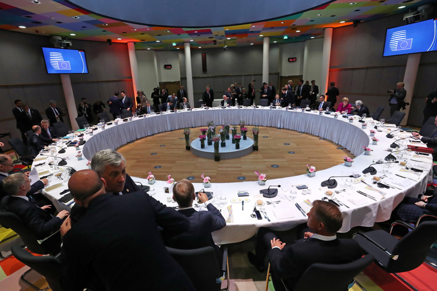 Le Monde: Σε «σφαγή» κατέληξε η Σύνοδος Κορυφής για τις θέσεις-κλειδιά της ΕΕ