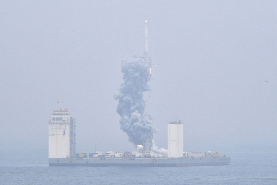 Η Κίνα εκτόξευσε πρώτη φορά πύραυλο από πλωτή εξέδρα και όχι από τη στεριά (Βίντεο)