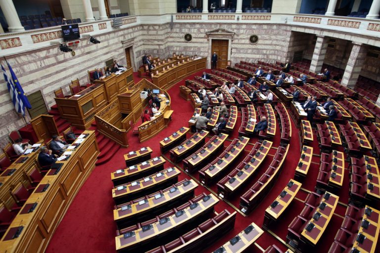 «Αυλαία» με αντιδράσεις στη Βουλή – Ψηφίζεται σήμερα η κατάργηση της μείωσης του αφορολόγητου