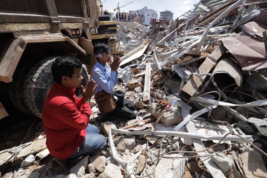 Δεκάδες νεκροί από κατάρρευση πολυόροφου κτηρίου στην Καμπότζη (ΦΩΤΟΓΡΑΦΙΕΣ)
