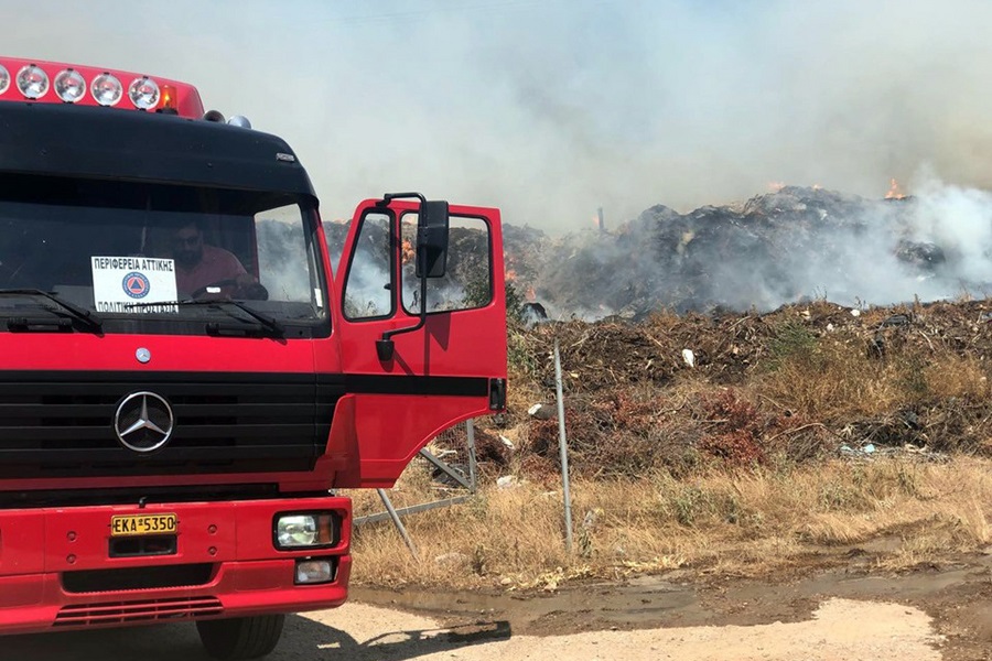 Πυρκαγιά στο Λαύριο- Εκκενώθηκε προληπτικά καταυλισμός προσφύγων