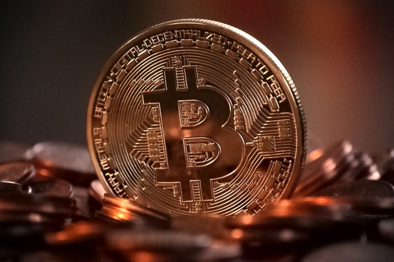 «Βουτιά» μέχρι και 12% κάνει σήμερα το Bitcoin- Φρένο στο ράλι των τελευταίων ημερών