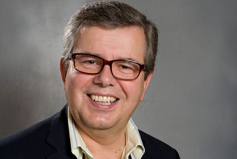 Kevin Featherstone: Ο καθηγητής του LSE και πρώην σύμβουλος του Γιώργου Παπανδρέου απαντά γιατί η Ελλάδα βυθίστηκε στην κρίση και πώς θα βγει από αυτή