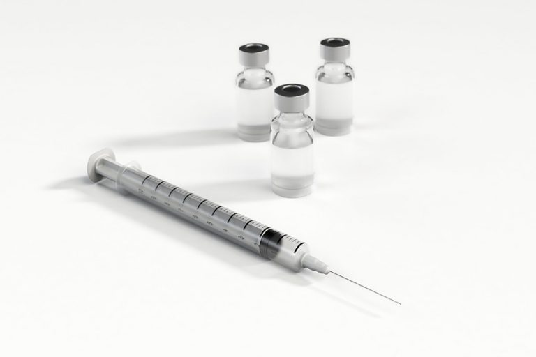 Covid-19: Eπικεφαλής μεγάλης φαρμακευτικής μειώνει τις ελπίδες για εμβόλιο σύντομα