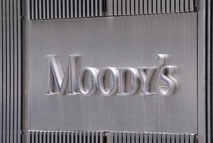 Απρόσμενα θετική εξέλιξη για το ελληνικό χρέος αναμένει η Moody’s
