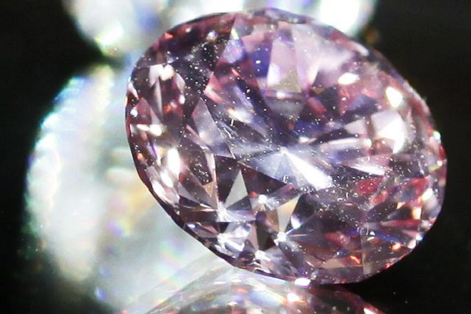 Aναμένεται νέο ποσό-ρεκόρ για ένα εκθαμβωτικό ροζ διαμάντι σε δημοπρασία