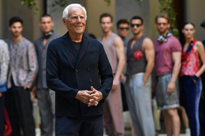 Armani και Prada «ρίχνονται» στον αγώνα κατά της πανδημίας