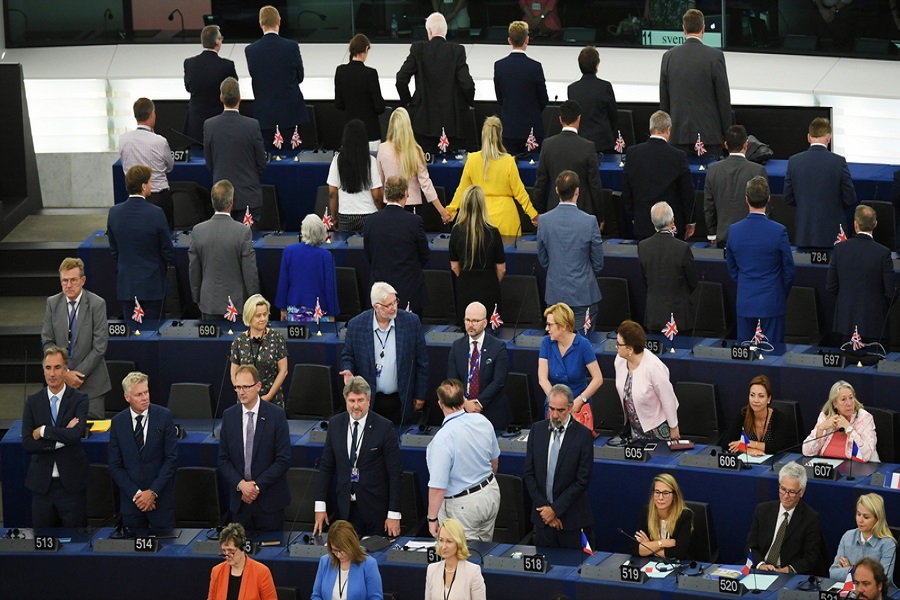 Οι «Ευρωβουλευτές» του κόμματος του Brexit γύρισαν την πλάτη τους στον ευρωπαϊκό ύμνο (Βίντεο)