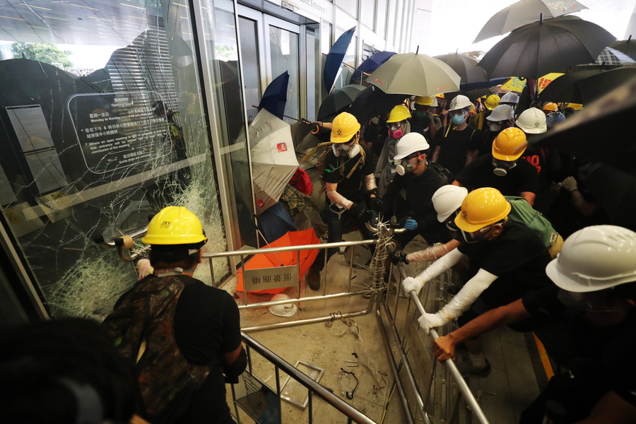 Στο κτίριο του κοινοβουλίου του Χονγκ Κονγκ εισέβαλαν εκατοντάδες διαδηλωτές