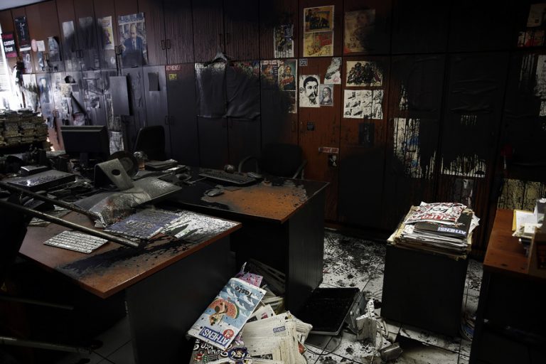 Επίθεση στα γραφεία της «Athens Voice» από μέλη του Ρουβίκωνα (Βίντεο)