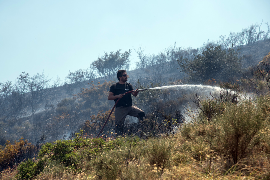 Μάχη με τις φλόγες συνεχίζει να δίνει η Πυροσβεστική στη Μάνη