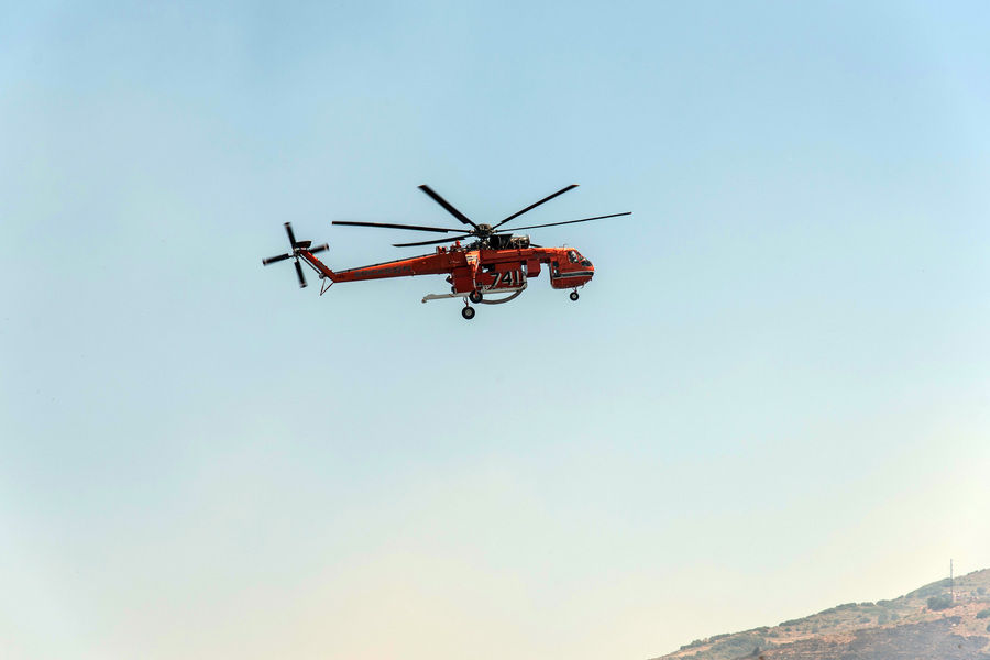 Υπό μερικό έλεγχο οι πυρκαγιές σε Βαρνάβα και Ραφήνα – Δεν υπήρξε κίνδυνος για κατοικίες