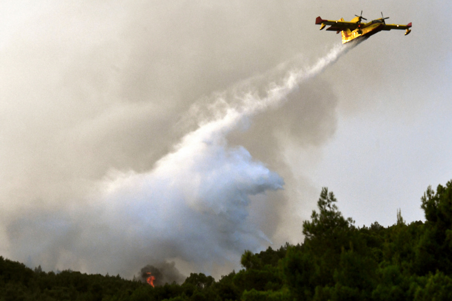 Μάχη με τις πολλές εστίες και αναζωπυρώσεις δίνει η Πυροσβεστική στο Λουτράκι