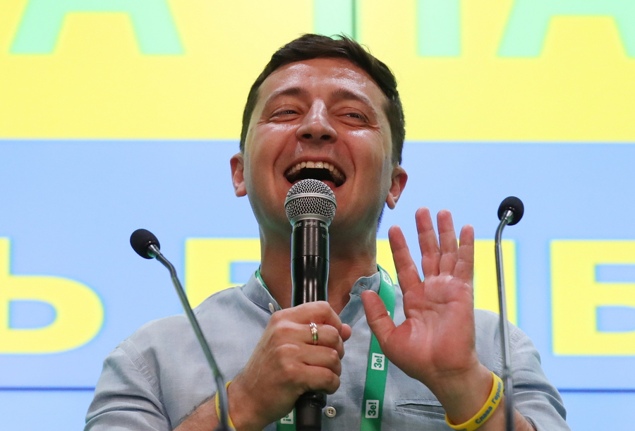 Θρίαμβος του κόμματος του προέδρου – κωμικού Ζελένσκι στις βουλευτικές εκλογές της Ουκρανίας