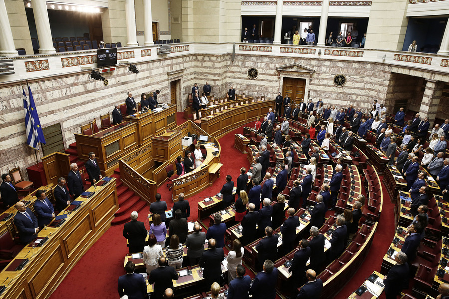 Στη Βουλή το νομοσχέδιο για το άσυλο και τη διακυβέρνηση των ΟΤΑ