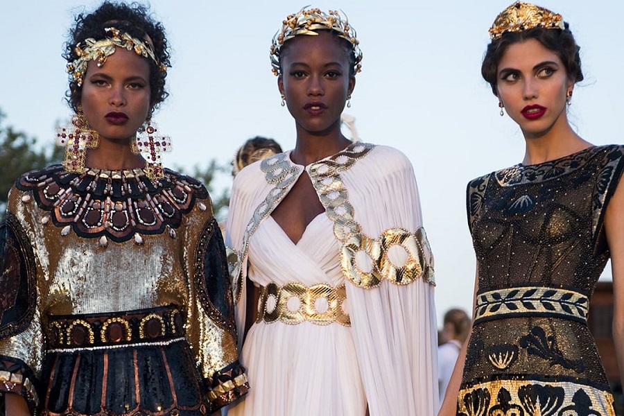 Το ελληνικό στοιχείο πρωταγωνιστεί στη νέα επίδειξη των Dolce & Gabbana (Φωτογραφίες και Βίντεο)