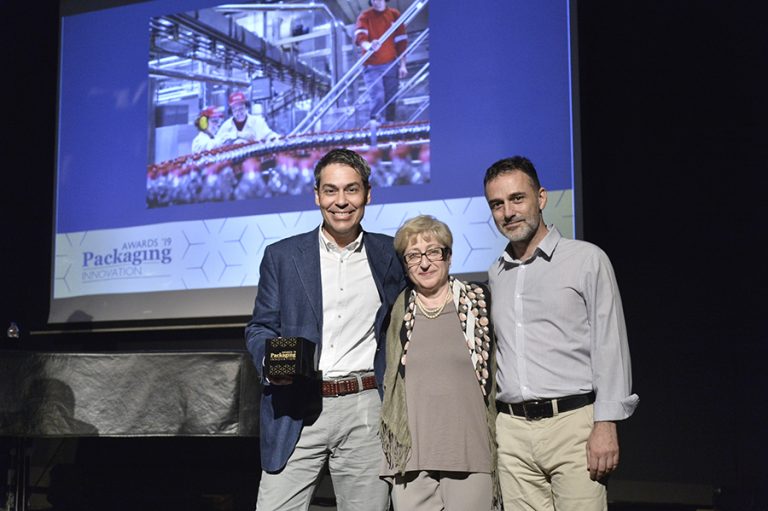 Η Coca-Cola Τρία Έψιλον απέδειξε στην πράξη ότι οι συσκευασίες μπορούν να έχουν μια «δεύτερη ζωή»