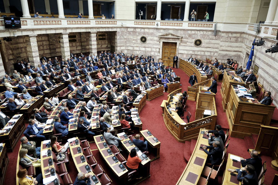 Σφοδρή αντιπαράθεση Μητσοτάκη – Τσίπρα στη βουλή για την Επιτροπή Ανταγωνισμού