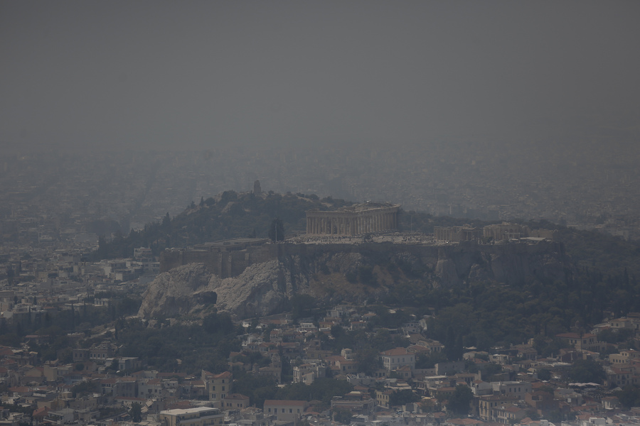 Μειωμένος ο καπνός στην Αθήνα από την πυρκαγιά της Εύβοιας