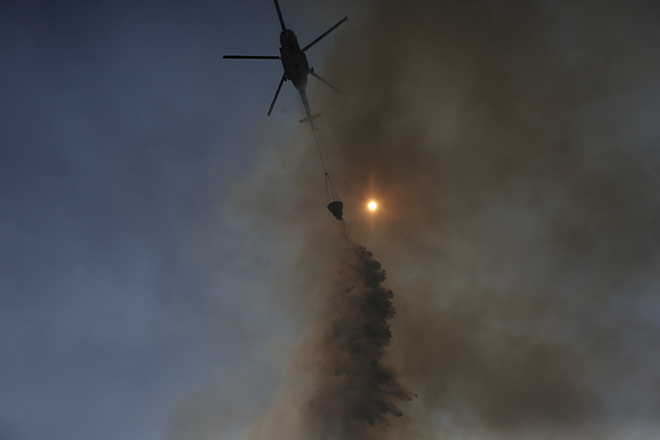 Μάχη με τις φλόγες συνεχίζουν να δίνουν οι πυροσβεστικές δυνάμεις στην Εύβοια