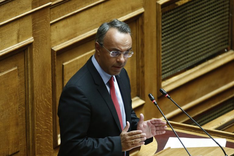 «Kόντρα» Σταϊκούρα – Τσακαλώτου στη Βουλή για τα μέτρα, τα ταμειακά διαθέσιμα και τις αποφάσεις του Eurogroup