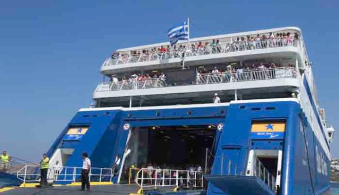 Βλάβη στο Blue Star Naxos: Επιστρέφει στον Πειραιά με 1.365 επιβάτες