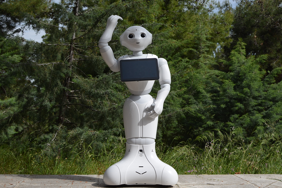 Πώς το Ινστιτούτο «Δημόκριτος» θα κάνει τα δύο ρομπότ Pepper του αεροδρομίου πιο ομιλητικά