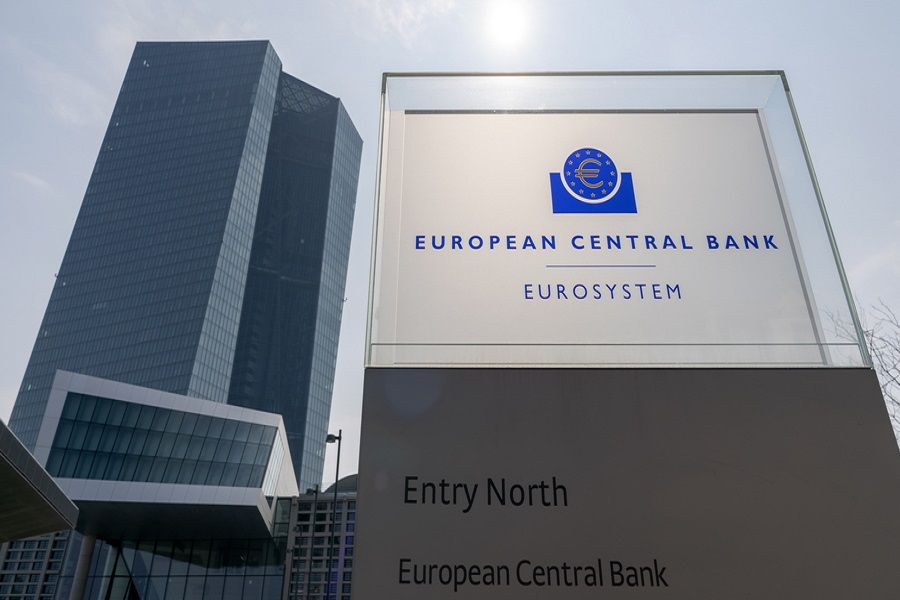 Αγοράζει ξανά ομόλογα η ΕΚΤ, μειώνει το επιτόκιο