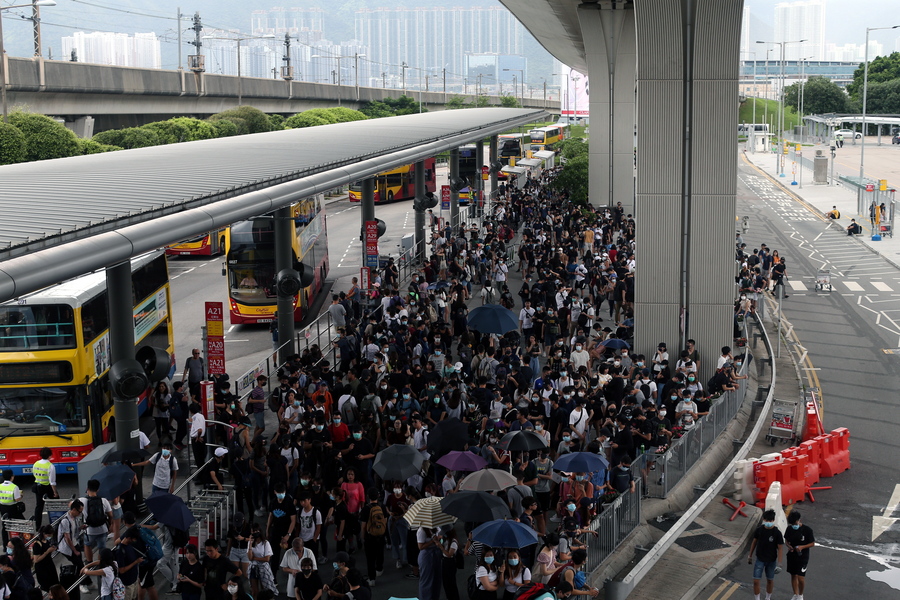 Χονγκ Κονγκ: Νέες βίαιες συγκρούσεις μεταξύ αστυνομίας και διαδηλωτών (Φωτογραφίες)