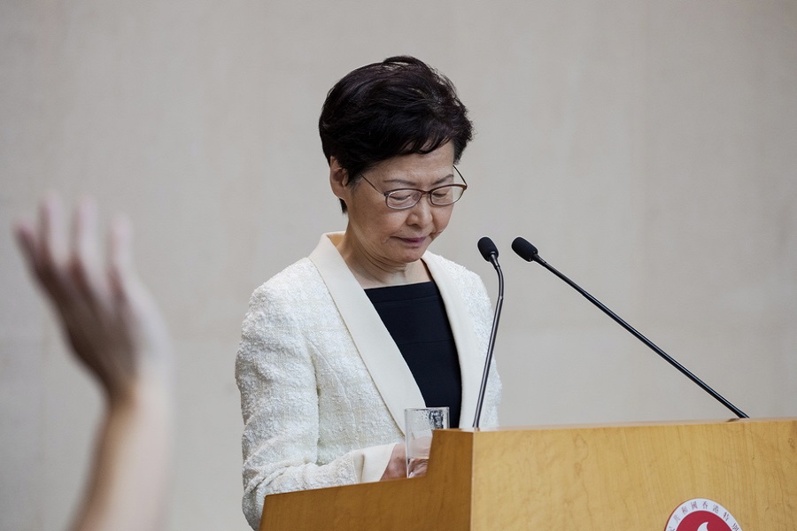 FT: Το Πεκίνο θέλει να αντικαταστήσει την επικεφαλής της κυβέρνησης του Χονγκ Κονγκ