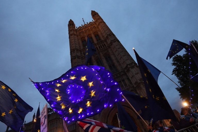 Οι ευρωβουλευτές εγκρίνουν την μετά το Brexit εμπορική συμφωνία με τη Βρετανία