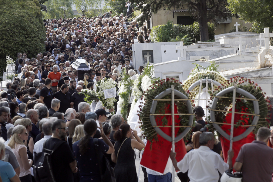 Συγκίνηση για το τελευταίο «αντίο» στον Λαυρέντη Μαχαιρίτσα