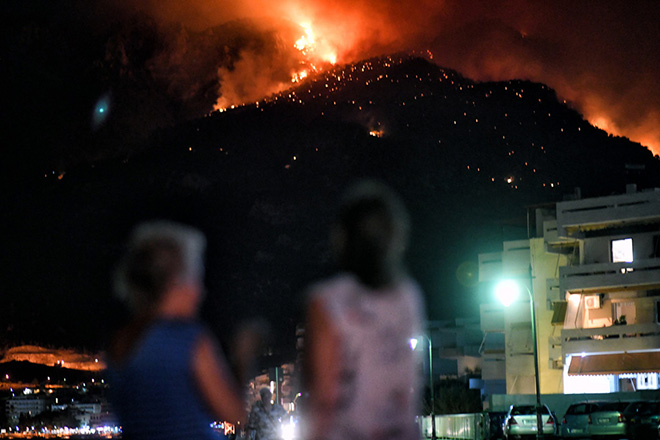 Ολονύχτια μάχη με τις φλόγες στο Λουτράκι – Ενισχύονται οι πυροσβεστικές δυνάμεις