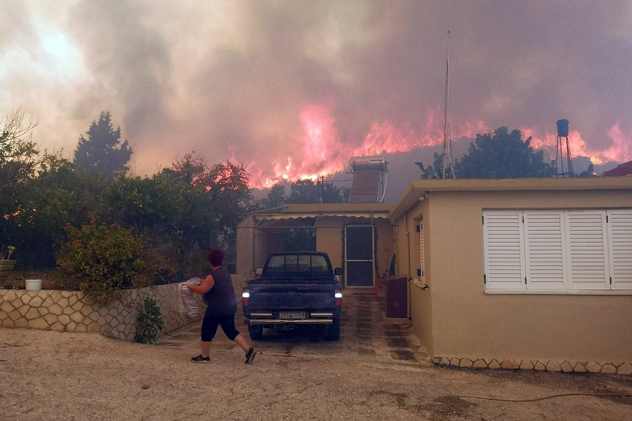 Ανεξέλεγκτη η πυρκαγιά στην Ζάκυνθο – Δύσκολη η νύχτα για τους κατοίκους του νησιού – Μαίνεται η φωτιά και στο Λουτράκι