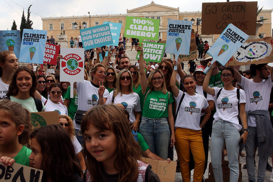 Ολοκληρώθηκε η πορεία των μαθητών για την κλιματική αλλαγή στην Αθήνα (Φωτογραφίες)