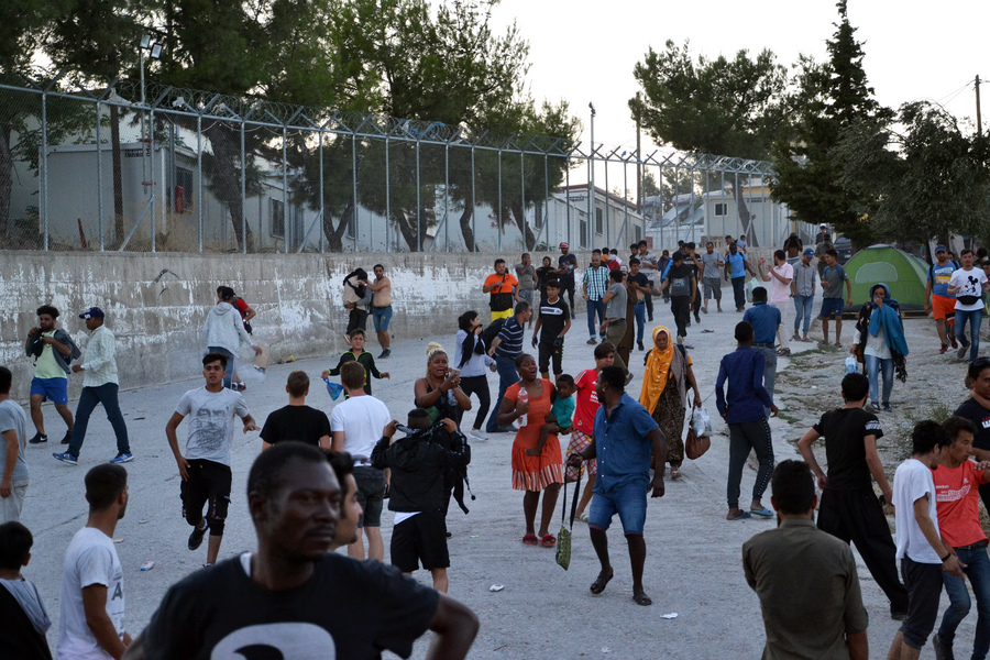 Εκτός ελέγχου η Μόρια – Καταφτάνουν ενισχυτικές αστυνομικές δυνάμεις (Βίντεο)