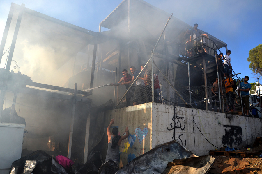 Κομισιόν: «Τραγικό γεγονός» η πυρκαγιά στη Μόρια