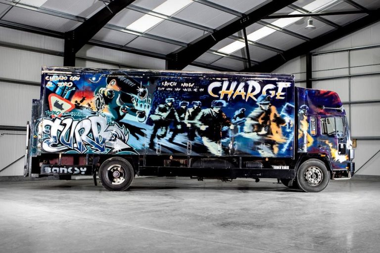 Δημοπρατείται έργο του Banksy από το 2000 πάνω σε ένα… Volvo