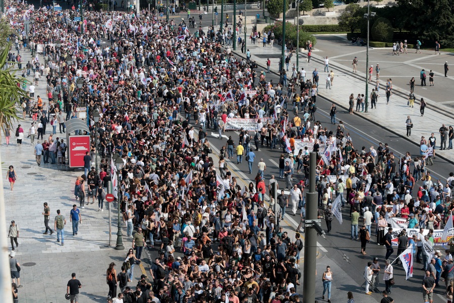 Χιλιάδες πολίτες στην Αθήνα και άλλες πόλεις της χώρας συμμετείχαν στη γενική απεργία