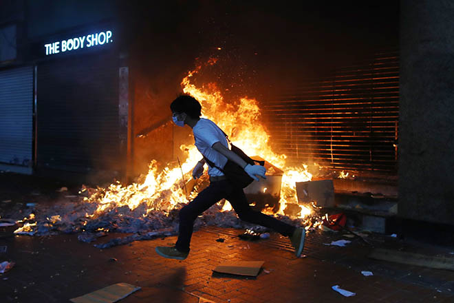 Νύχτα βίαιων διαδηλώσεων στο Χονγκ Κονγκ