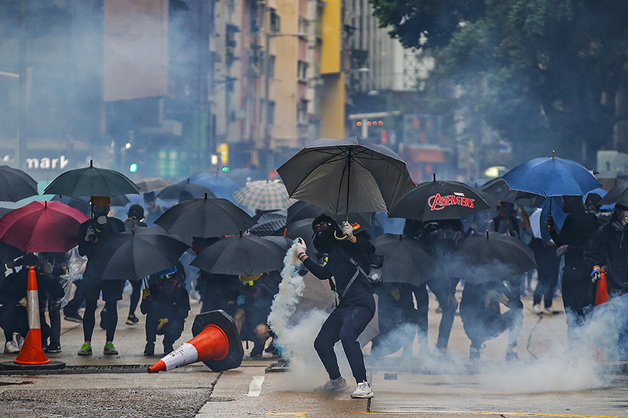 Για πρώτη φορά το Χονγκ Κονγκ βυθίστηκε σε ύφεση έπειτα από 10 χρόνια – Νέος θάνατος διαδηλωτή