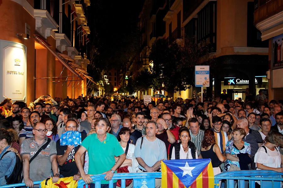 Βίαιες συγκρούσεις στη Βαρκελώνη μετά την καταδίκη των αυτονομιστών (Φωτογραφίες)