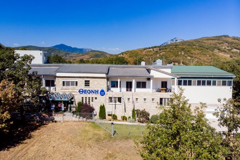 Φυσικό Μεταλλικό Νερό ΘΕΟΝΗ: Η ιστορία πίσω από το «θαυματουργό» νερό