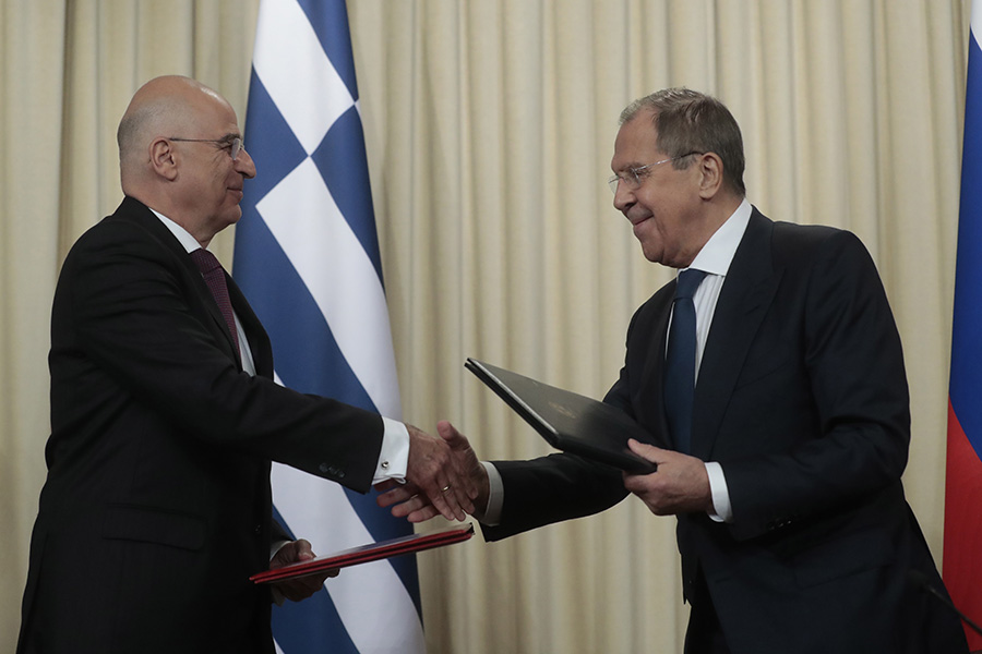 Ελπίδες για νέο κεφάλαιο στις σχέσεις Ελλάδας – Ρωσίας από το ταξίδι Δένδια στη Μόσχα