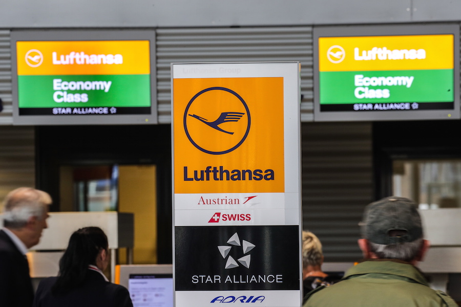 Πώς αντιμετωπίζουν τον κορωνοϊό Lufthansa και Starbucks: Ναι σε επανέκδοση εισιτηρίων, στοπ στα επαναχρησιμοποιούμενα ποτήρια